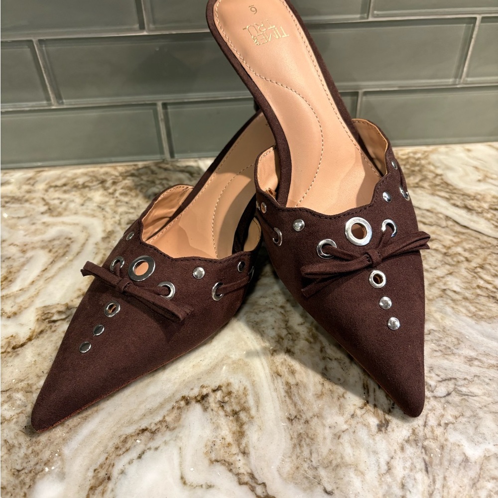 Faux Suede New Kitten Heels with Grommet Embellishments SZ 6 - Picture 6 of 6